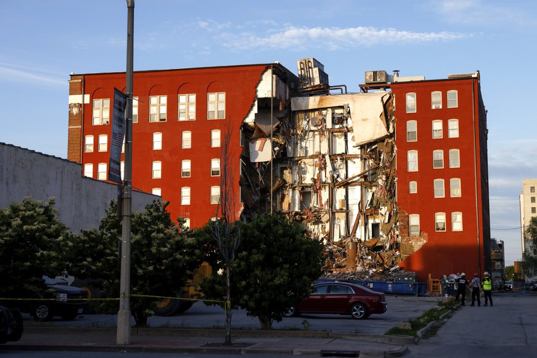 美國愛荷華州達文波特一處公寓28日晚間驚傳坍塌，目前救援工作正在進行，當局透露有...