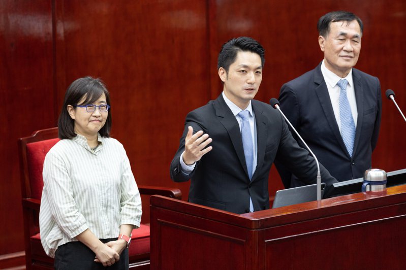 台北市長蔣萬安（中）、台北市副市長林奕華（左）、李四川（右）在市議會備詢。記者葉信菉／攝影