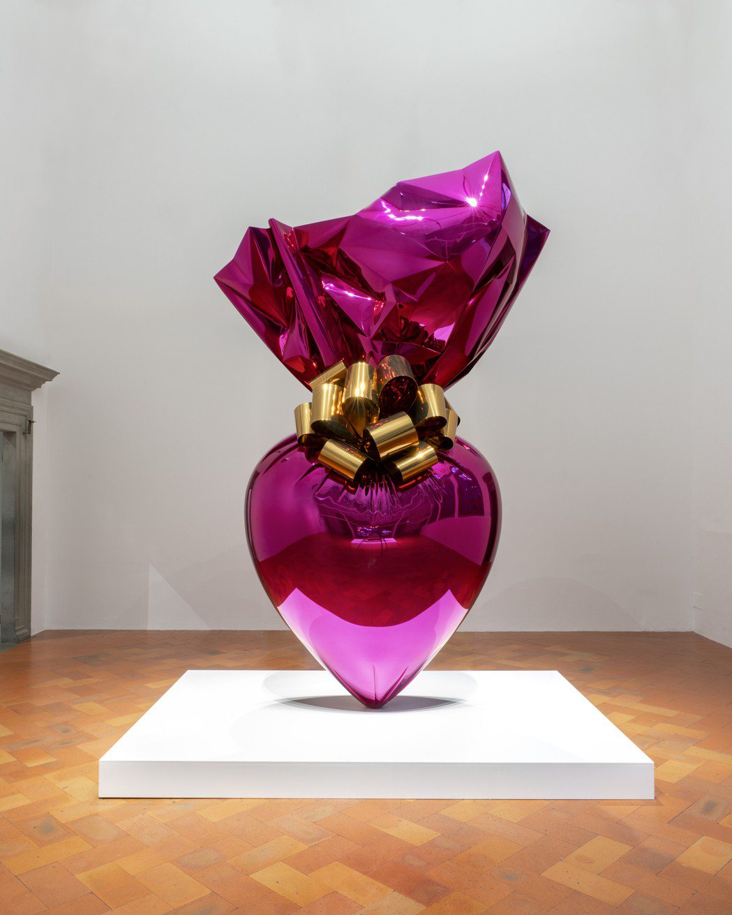 傑夫昆斯《聖心（紫紅/金色）》，鏡面不銹鋼、透明彩色塗料雕塑，1994-2007...
