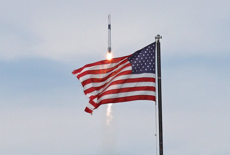 SpaceX的獵鷹9號火箭21日搭載太空人升空。法新社