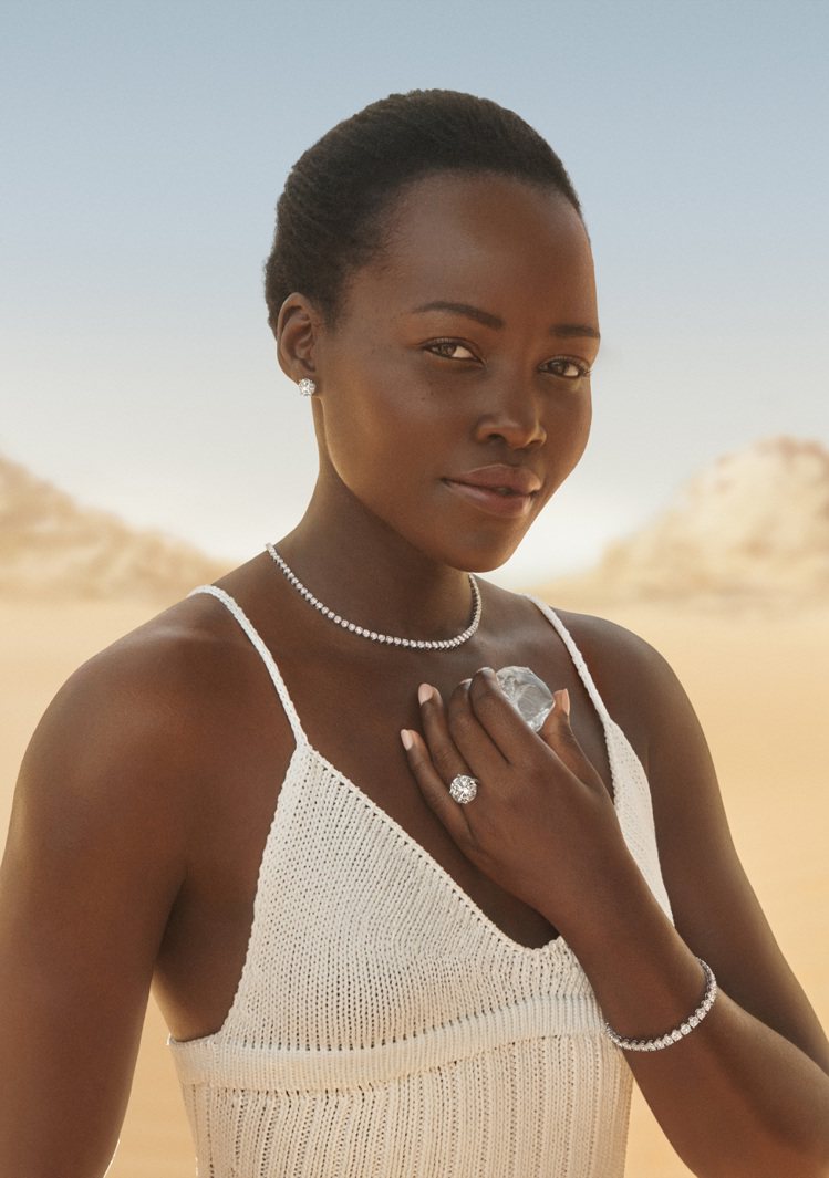 由品牌大使Lupita Nyong'o演繹的「Where it Begins 」經典單鑽與婚嫁珠寶系列形象。圖／De Beers Jewellers提供