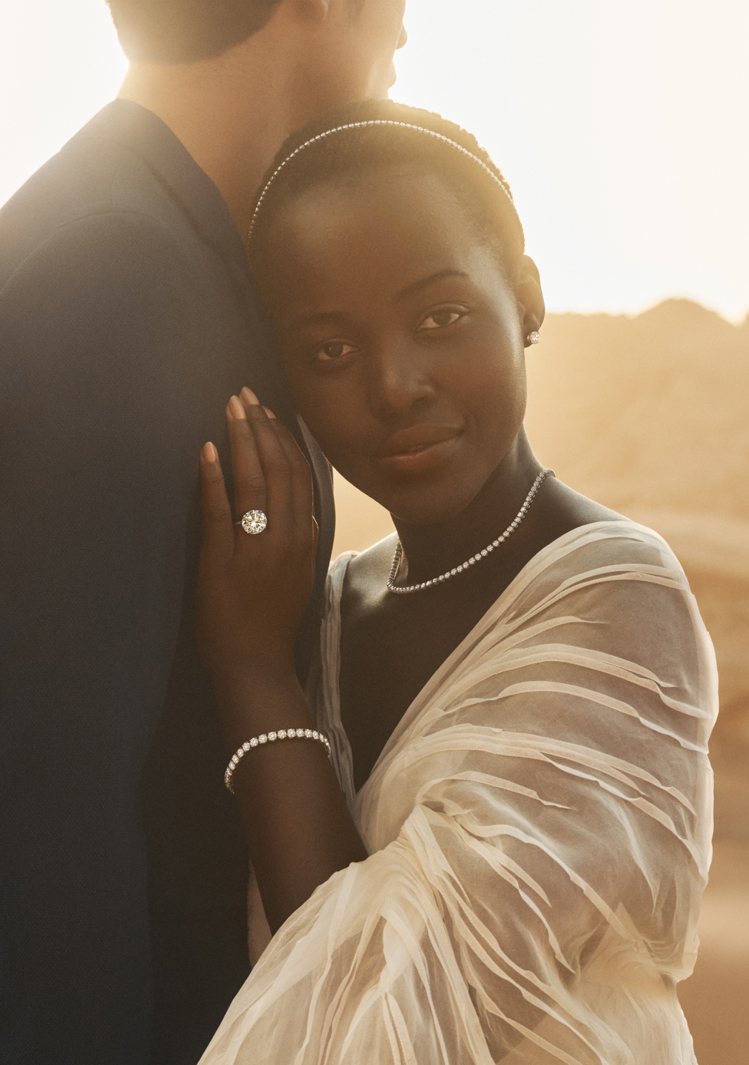 由品牌大使Lupita Nyong'o演繹的「Where it Begins 」經典單鑽與婚嫁珠寶系列形象。圖／De Beers Jewellers提供