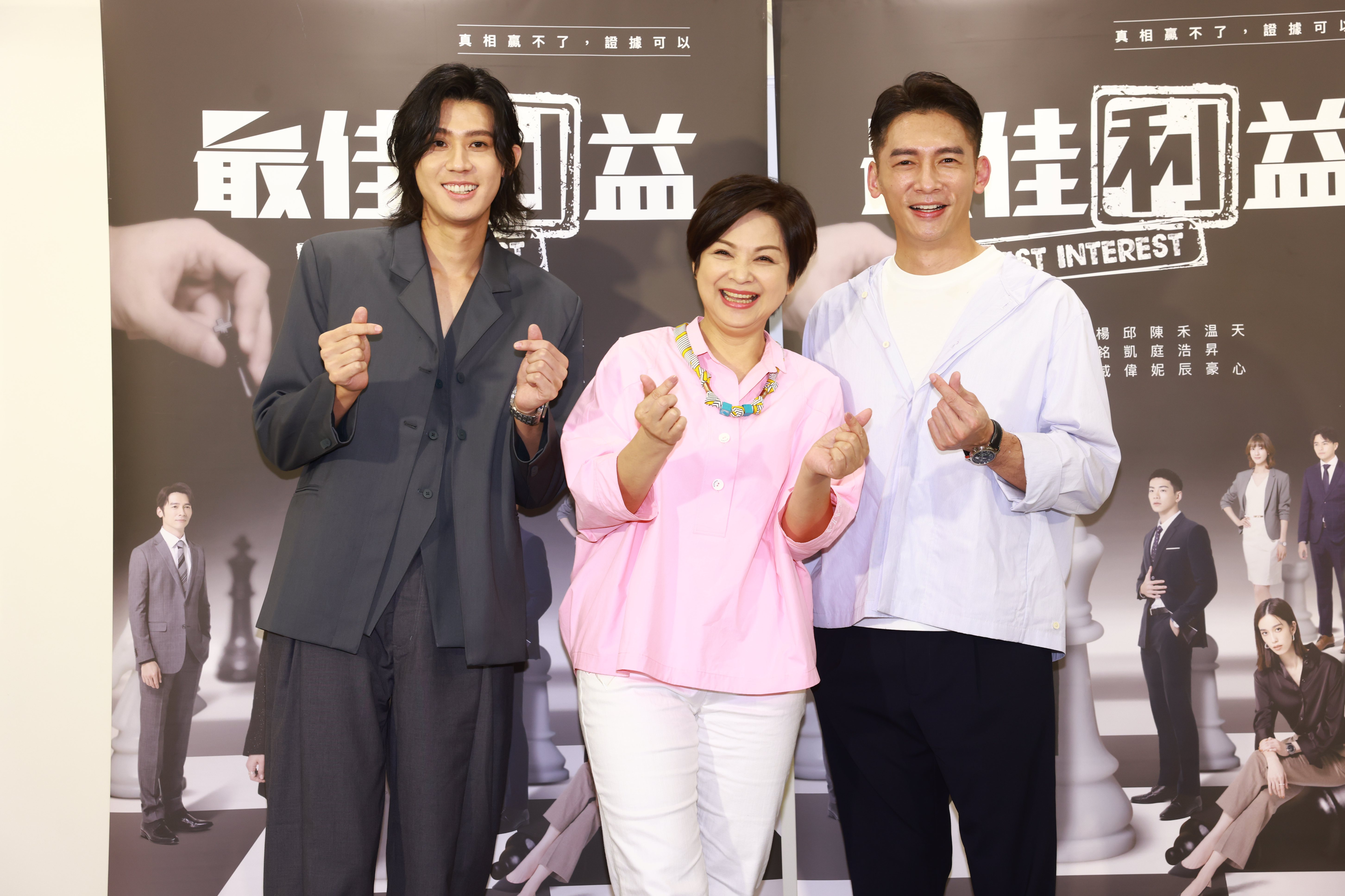 李玉玺（左起）、杨贵媚、温昇豪为戏剧“最佳利益2”宣传。记者王聪贤/摄影