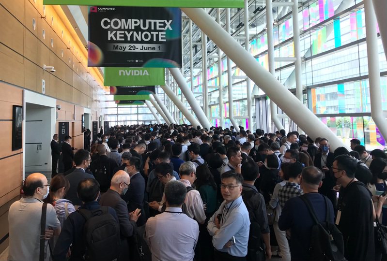 黃仁勳昨天在台北國際電腦展發表專題演講，等候進場的人潮擠爆現場，不少產業界高層也親自出席，了解人工智慧（AI）的最新發展趨勢。記者胡經周／攝影