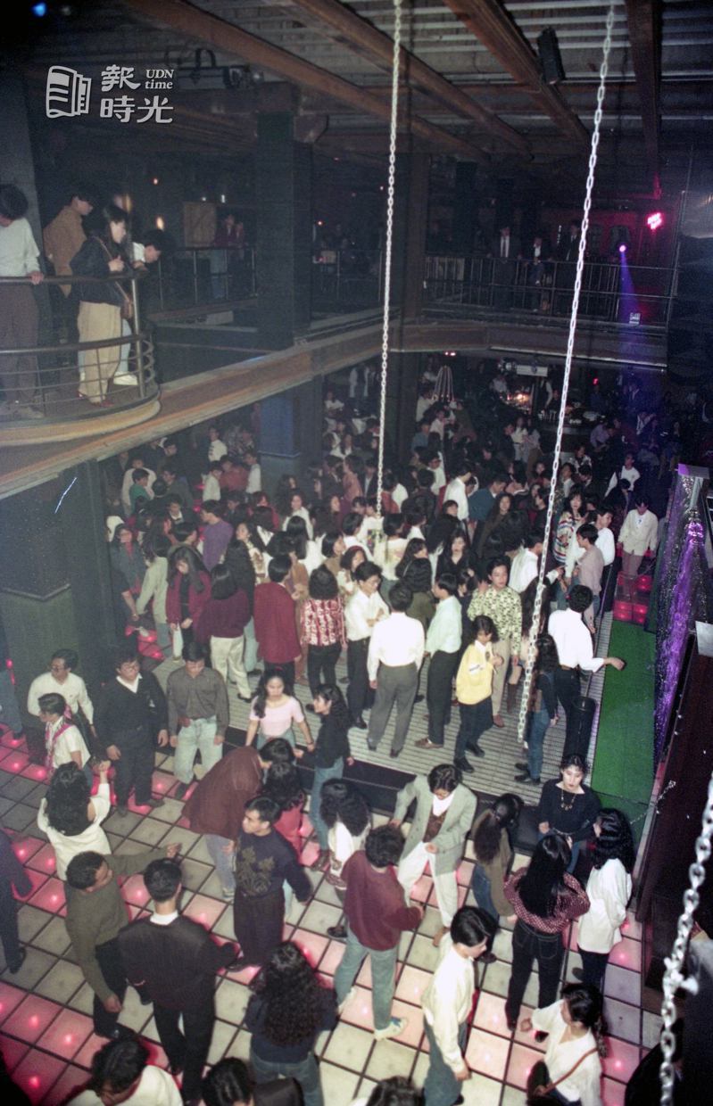 迪斯可風水輪流轉，去年底小型迪斯可酒館流行，現在卻有由小轉大的趨勢，年輕迪斯可族開始轉向大型迪斯可酒館或舞廳活動，其氣派的聲光刺激還是抓住愛舞者的口味。圖＼聯合報系資料照（1991/3/16） 