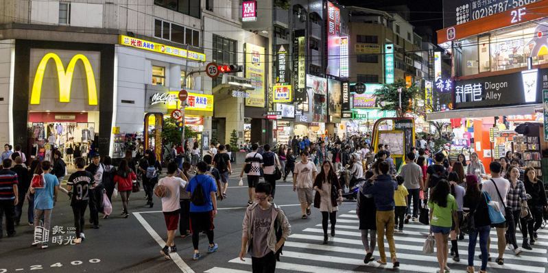 台灣獨創「夜市文化」帶來商機，根據統計逢甲夜市去年就有超過1220萬人次、創造至少高達109億元新台幣的年度業績。圖＼聯合報系資料照（2015/3/18　黃士航攝影） 