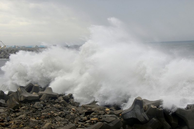 颱風瑪娃海警發布，台東沿海激起10米高浪花。中央社