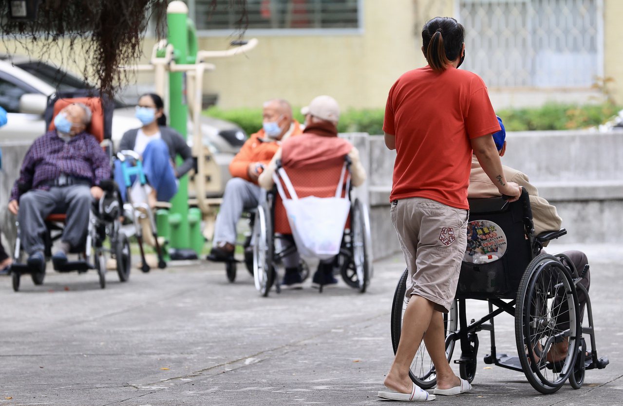 人口老化速度加快，台灣人平均餘命2021年為80.86歲，而需仰賴他人照顧的「不健康餘命」仍高達7.56年。(本報資料照片)