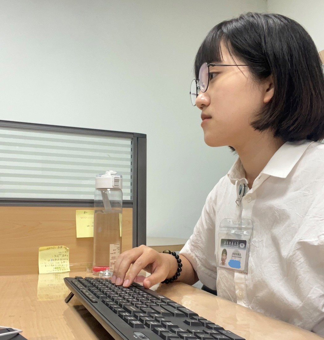小萱在慈濟醫院擔任網路工程師，已穩定就業超過半年。 北基宜花金馬分署/提供。
