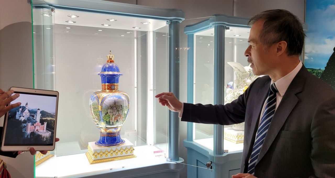 以路德維希二世修建的豪華建築新天鵝堡為背景創作的「路德維希國王」花瓶，可說是精緻工藝的展現，更是本次展覽作品中價格最高。 李福忠／攝影