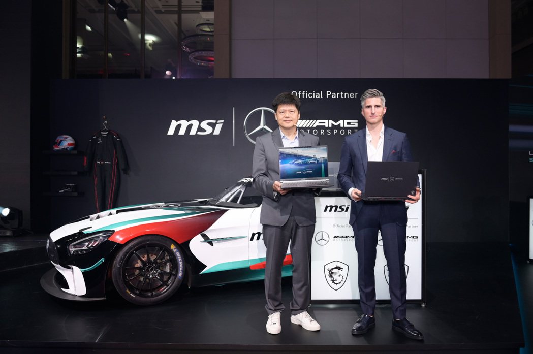 微星科技執行副總裁暨NB 產品總經理郭緒光(左)與Mercedes-AMG賽車部...