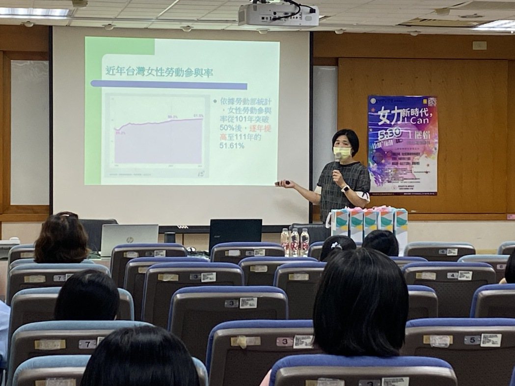 邀請社團法人台灣職涯發展協會王儷娟理事參與講座，積極幫助婦女了解二度就業的趨勢、...