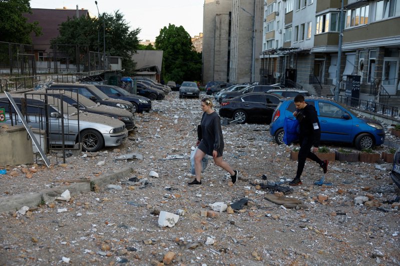 俄軍襲擊烏克蘭首都基輔，公寓大樓嚴重受損。路透社