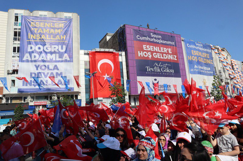 土耳其總統厄多安26日回到政治路起點伊斯坦堡催票。他發言時，台下含淚聆聽；他開酸政敵時，噓聲響徹街頭巷尾，完全體現厄多安在支持者內心有著如神般的地位。攝於5月26日。圖／中央社