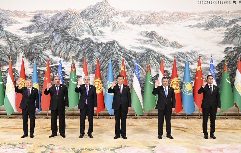 5月19日上午，國家主席習近平在陝西省西安市主持首屆中國－中亞峰會。哈薩克斯坦總統托卡耶夫、吉爾吉斯斯坦總統扎帕羅夫、塔吉克斯坦總統拉赫蒙、土庫曼斯坦總統別爾德穆哈梅多夫、烏茲別克斯坦總統米爾濟約耶夫出席。新華社