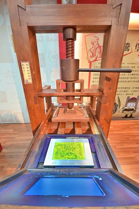 ▲館內存放全台唯一仿造歐洲印製第1本聖經的古騰堡印刷機供民眾體驗。　圖：台灣印刷探索館／提供