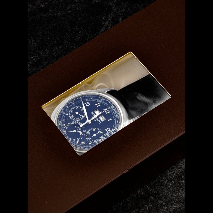 「極緻系列」的百達翡麗18K白金萬年曆計時腕表，配月相、 閏年、日夜顯示及寶璣數...