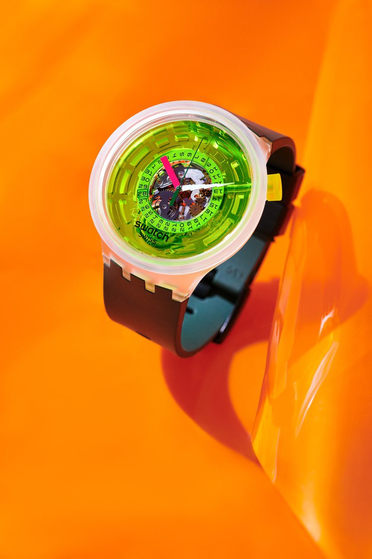 Swatch BLINDED BY NEON腕表，復刻了TECHNO SPHER...