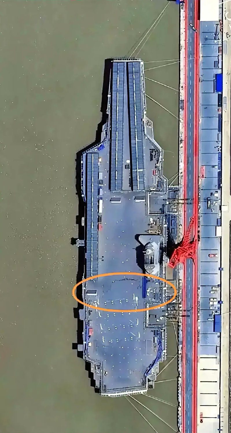 近日網路瘋傳一張大陸自製航艦福建號甲板出現巨大裂痕的相片。（取自推特）