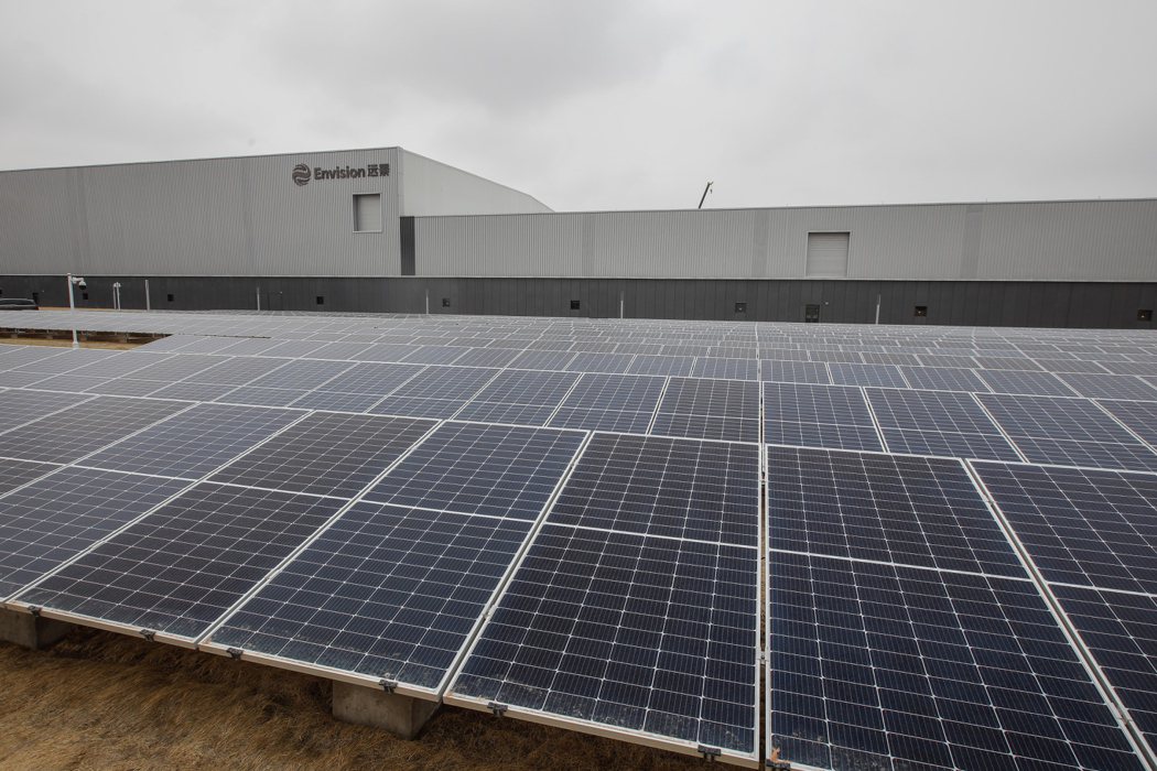 太陽能科技公司隆基綠能29日調降矽片價格多達3成，助長價格戰。路透