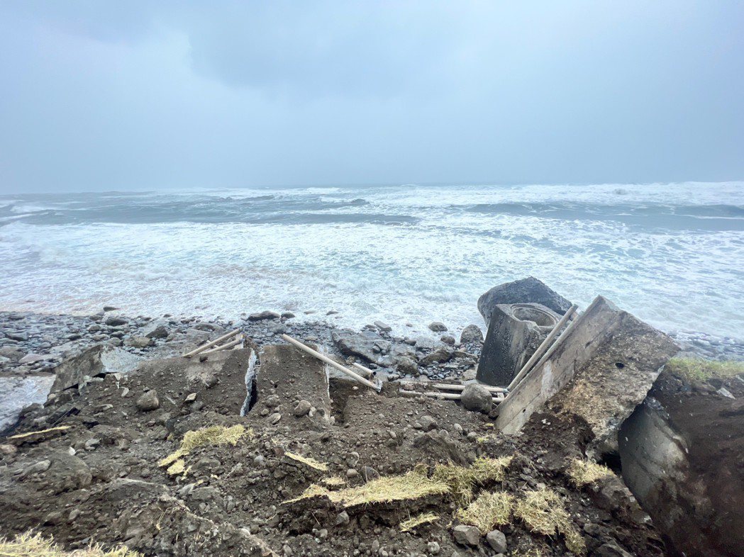 瑪娃颱風來襲，台11線56公里處，疑似被大浪拍打、侵蝕，約50公尺的邊坡滑落。圖...