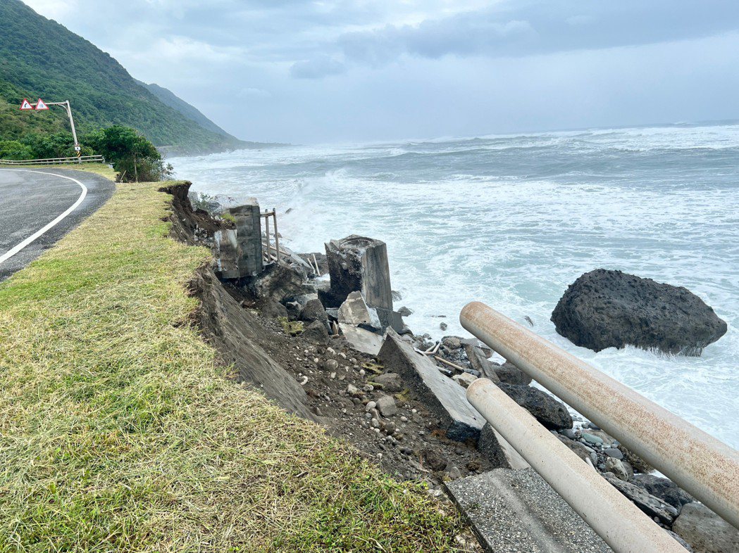台11線56.7公里處、靠近港口村的道路邊坡連同護欄約50公尺，遭大浪侵蝕滑落岸...