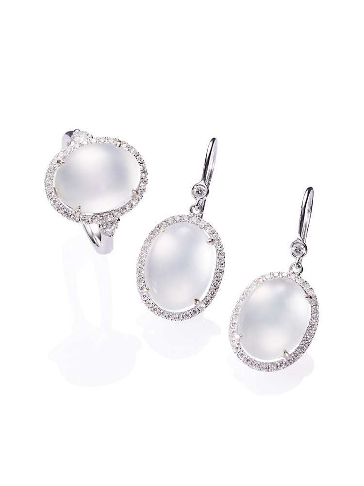 玉世家白翡婚禮珠寶系列蛋面白翡鑲鑽耳戒套組，約72萬8,000元。圖／玉世家提供