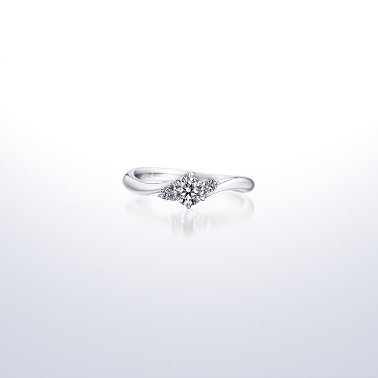 2023年銀座白石廣告片中戒指Shining Flow鉑金鑽戒，訂婚鑽戒戒台30,000元起（不含主鑽）。圖／銀座白石提供