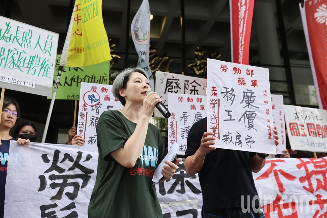 台灣移工聯盟以及多個團體於勞動部門口，呼籲放寬移工配額同時也要注重勞動權益，TI...