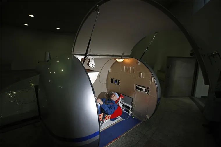 圖為2016年6月20日，景海鵬在離心機內進行超重耐力訓練。（新華社）