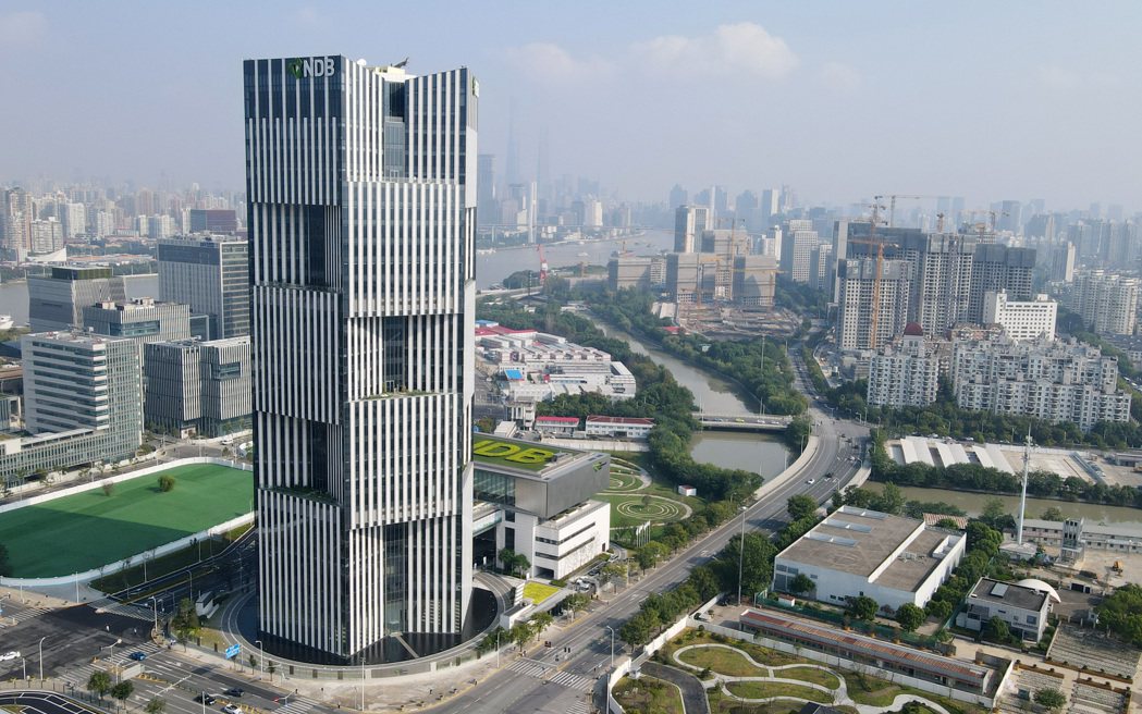 金磚國家開發銀行（新開行）29日成功發行人民幣85億元熊貓債券。圖為位於上海的新...