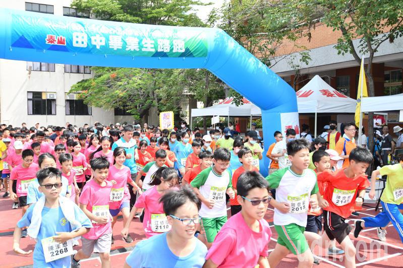 彰化縣田中鎮約1200名學生參加「Run For Future畢業生路跑」。記者簡慧珍／攝影