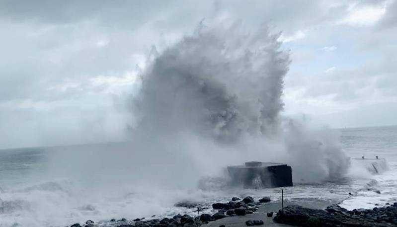 龜山島沿海掀起濤天巨浪，吞沒了登島碼頭，東北角風管處宣布繼續封島3天，直到6月2日。圖／東北角風管處供