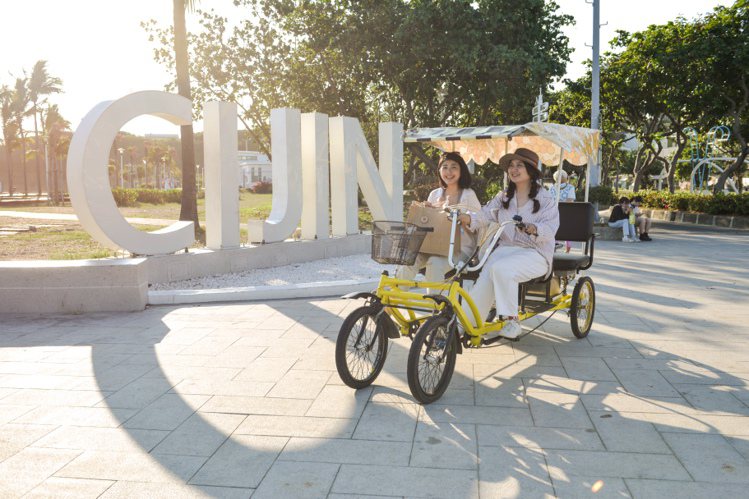 遊玩旗津提供電動自行遊園車。圖／高雄漢來提供
