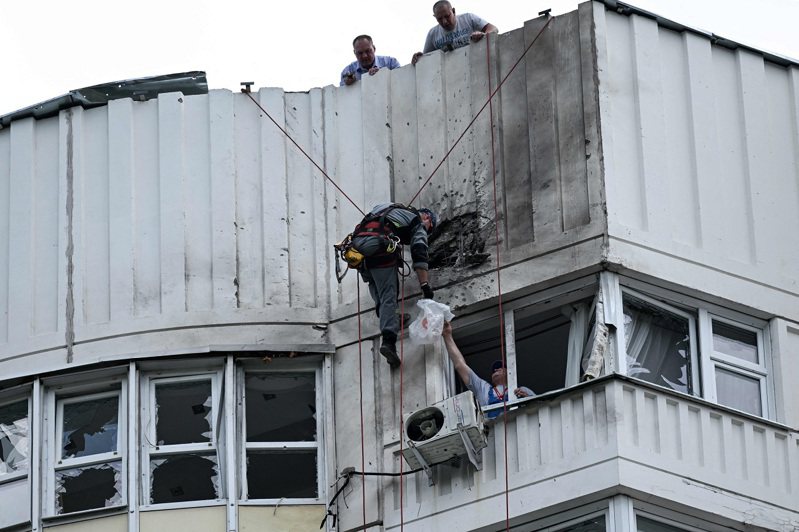 莫斯科30日遭無人機襲擊，一處公寓建築受損。法新社