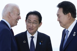 美國在經濟上對中國大陸結盟圍堵，促使日韓兩國上演大和解。圖為美國總統拜登（左）、日本首相岸田文雄（中）與南韓總統尹錫悅（右）在G7峰會會面。美聯社
