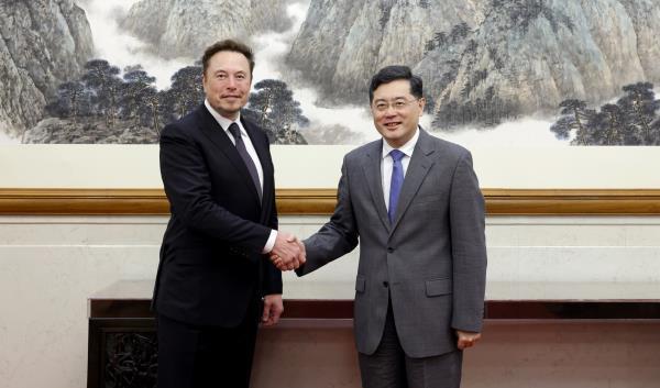 中國國務委員兼外長秦剛（右），30日在北京會見特斯拉CEO馬斯克（左）。大陸外交部