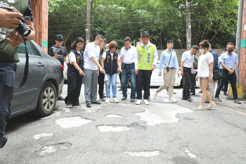 徹底解決社區道路破損，謝國樑：比照台北審查機制介入。圖／基隆市政府提供