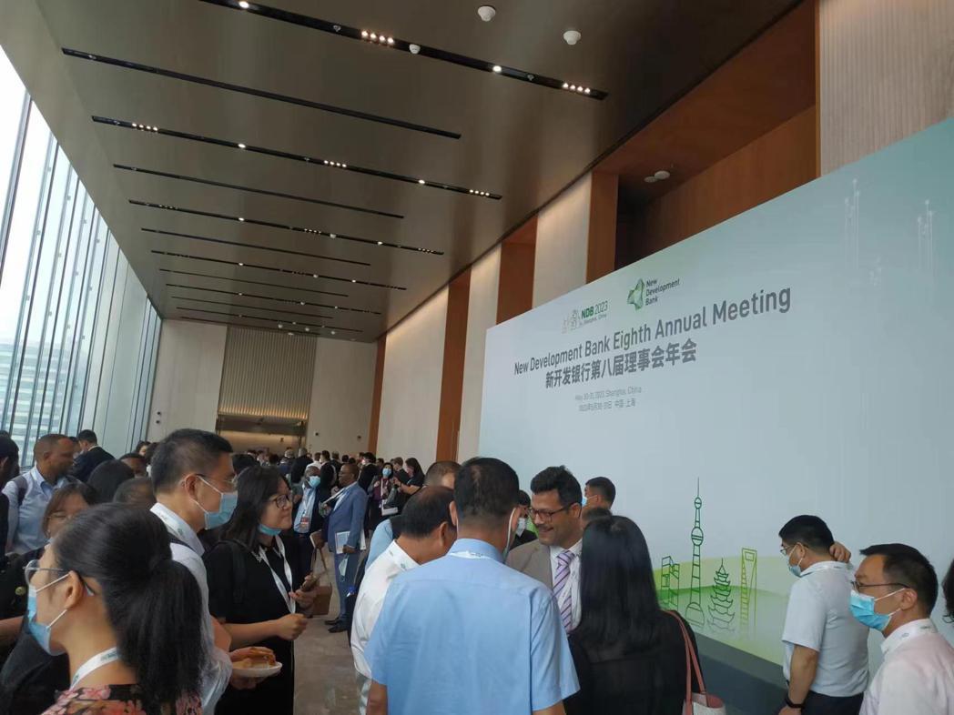 金磚銀行第8屆年會在上海總部舉行，成員國代表在場外熱烈交流。記者黃雅慧／攝影