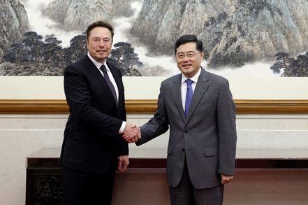 特斯拉執行長馬斯克30日與中國大陸外交部長秦剛會晤。圖／美聯社