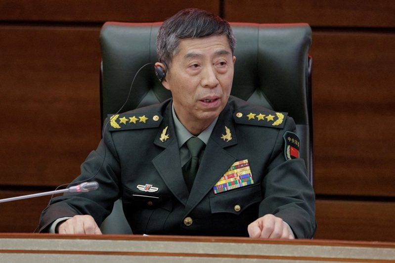 中國大陸正式向美回絕讓國防部長李尚福（圖）與美國國防部長在新加坡「香格里拉對話」進行場邊對話。（路透）