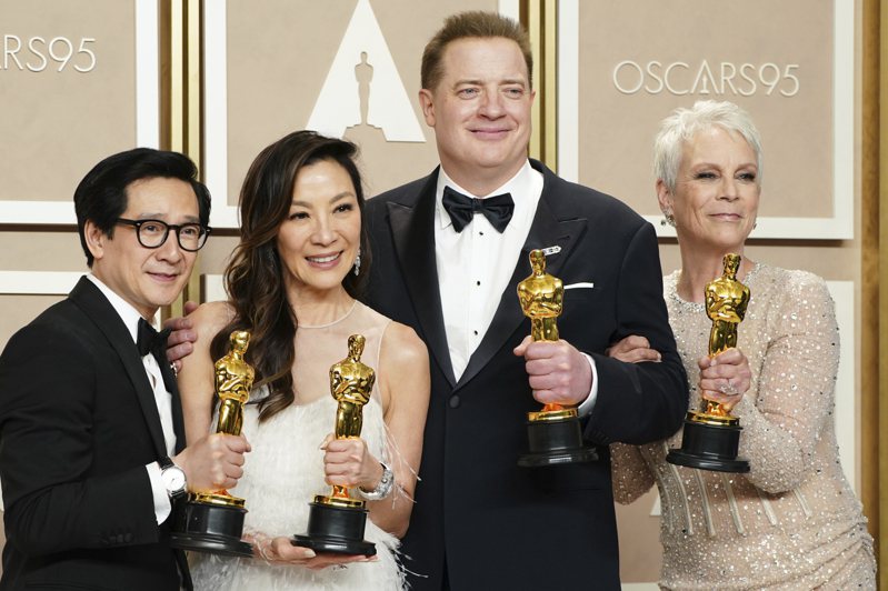關繼威（左一）、楊紫瓊（左二）、潔美李寇蒂斯（右一）因「媽的多重宇宙」同獲奧斯卡獎。（美聯社）