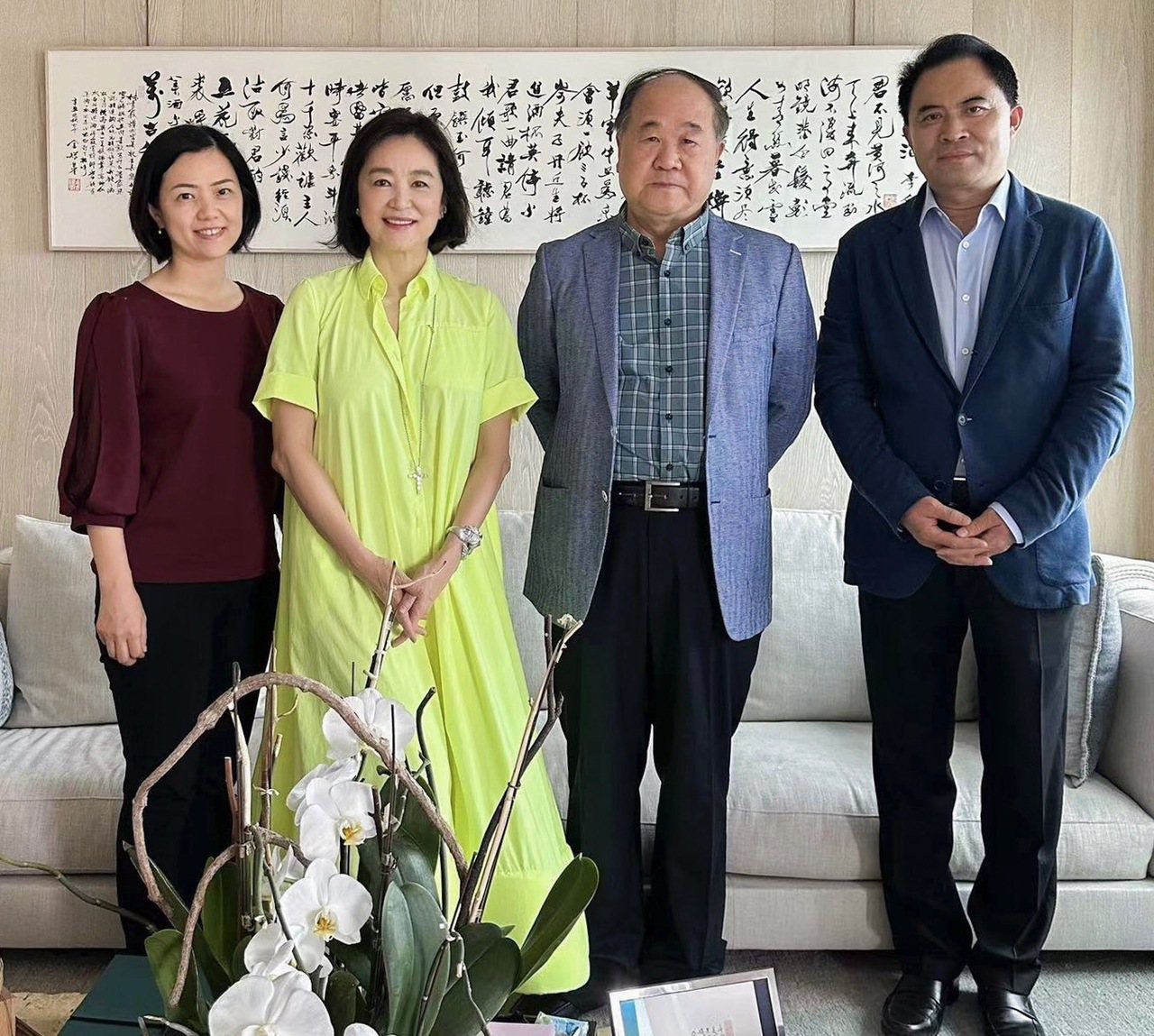书法家王振(右起)、诺贝尔文学奖得主莫言、林青霞与香港电台的施志咏合影。图/林青霞提供