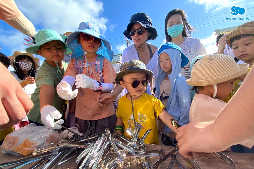麗嬰房在 5 月底舉辦淨灘活動，讓孩子與爸媽透過實際行動來了解環保的重要。 麗嬰...