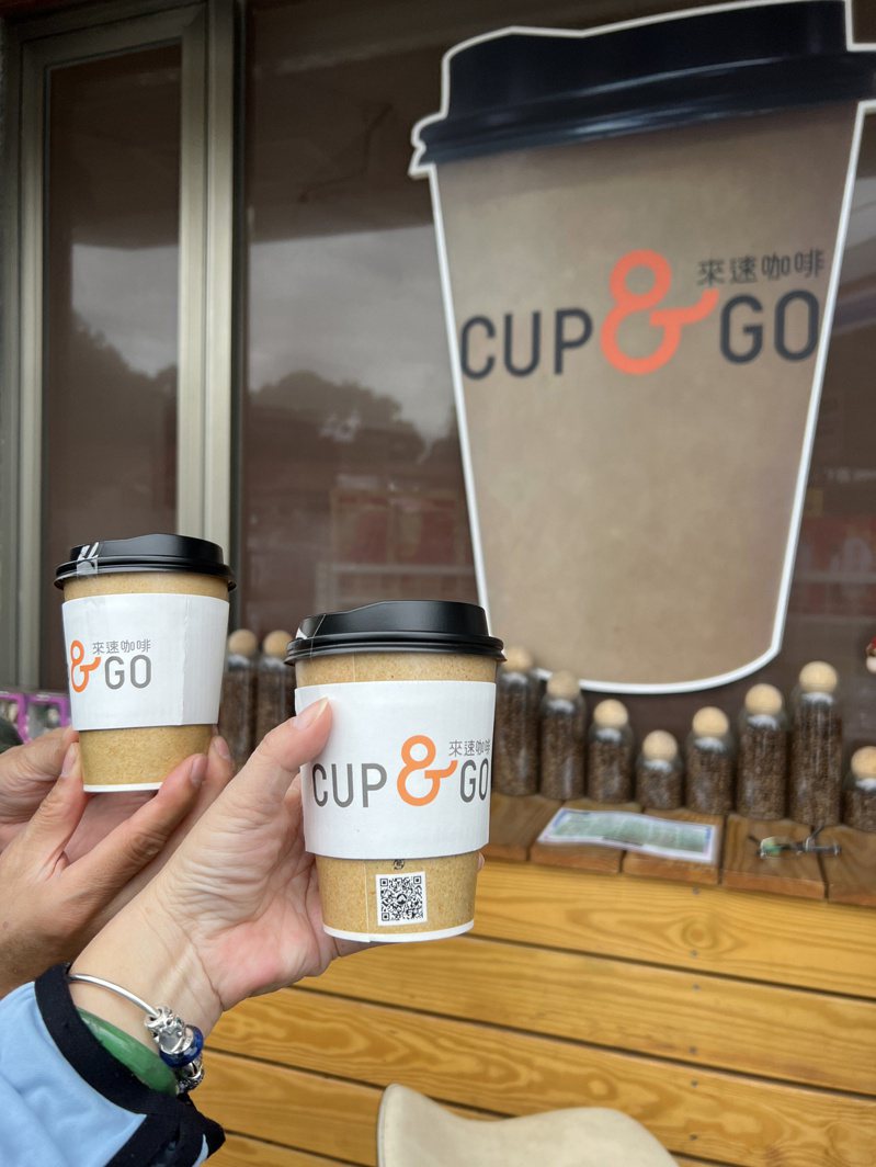 中油77週年慶首波活動開跑，到指定CUP&GO來速咖啡站點購買2杯大杯咖啡即贈1顆金鑽鳳梨。圖／台灣中油提供