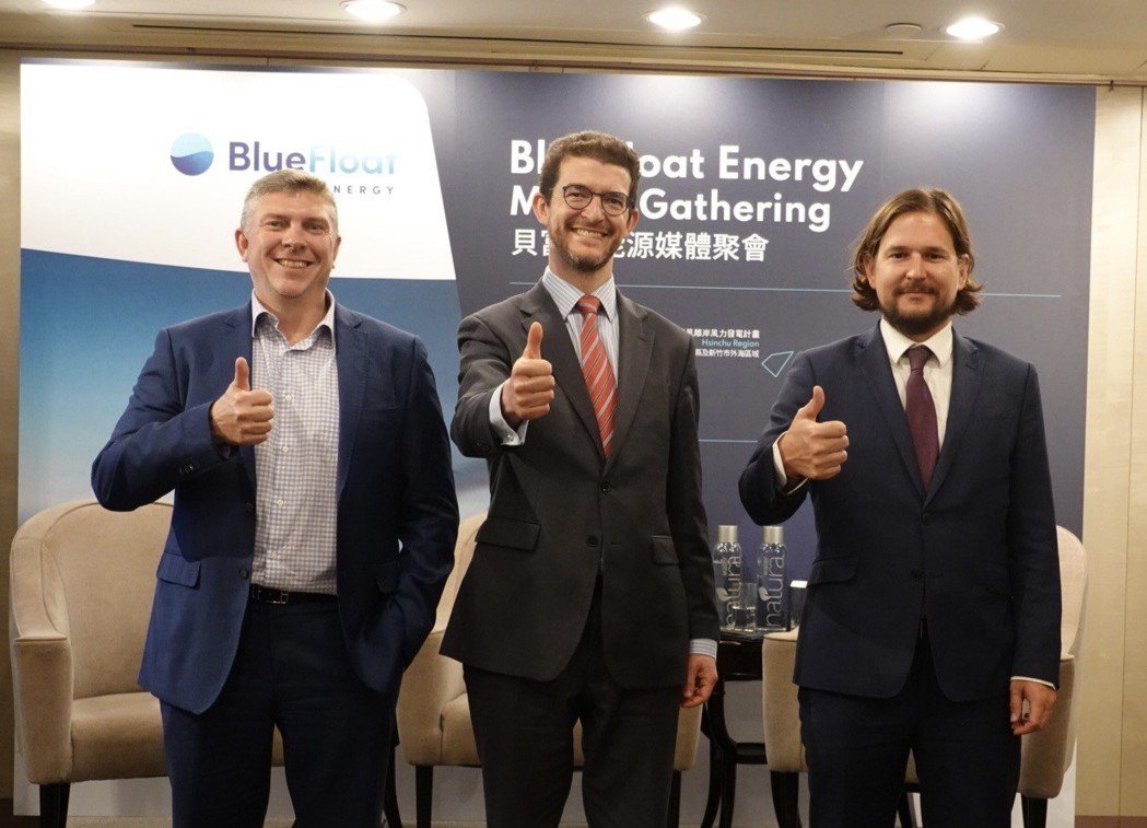 貝富新能源總裁Carlos Martin（中）與台灣總經理彭茂寬（左）與業務開發...