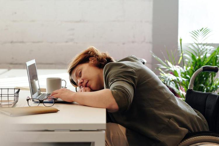 午休超過「半小時」多4成肥胖風險！ 研究揭「這樣睡」工作效率提升2倍