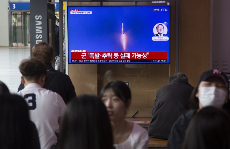 南韓軍方表示，北韓今早發射了據說是間諜衛星的物體；首爾稍早短暫地錯發疏散警報，引發了混亂。 歐新社