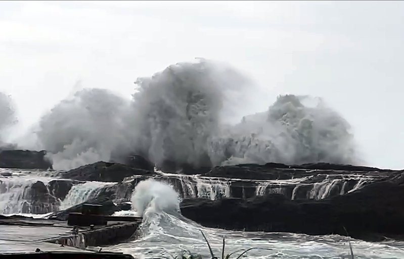 台東沿海持續受到颱風瑪娃影響，30日傍晚至31日上午東海岸風浪仍然很大，打在礁岩或消波塊上均激起逾10米高浪花。圖為台東成功石雨傘31日上午浪況。 中央社