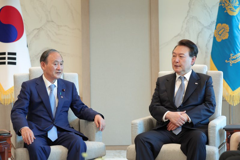 日本前首相、自民黨眾議員菅義偉（左）啟程訪問南韓，將跟南韓總統尹錫悅（右）會談。歐新社